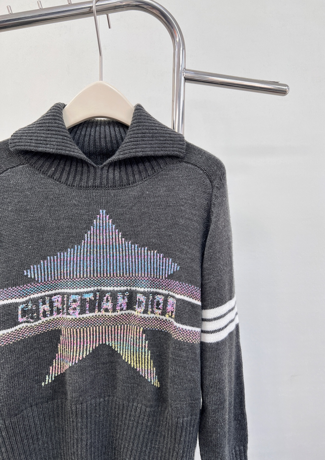 🆕 DIOR 新款五角星翻领针织衫毛衣，经典延续氛围感满满，山羊绒羊毛混纺针织面料，手感细软舒适，标志条