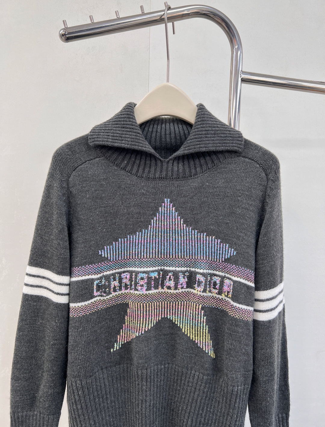 🆕 DIOR 新款五角星翻领针织衫毛衣，经典延续氛围感满满，山羊绒羊毛混纺针织面料，手感细软舒适，标志条