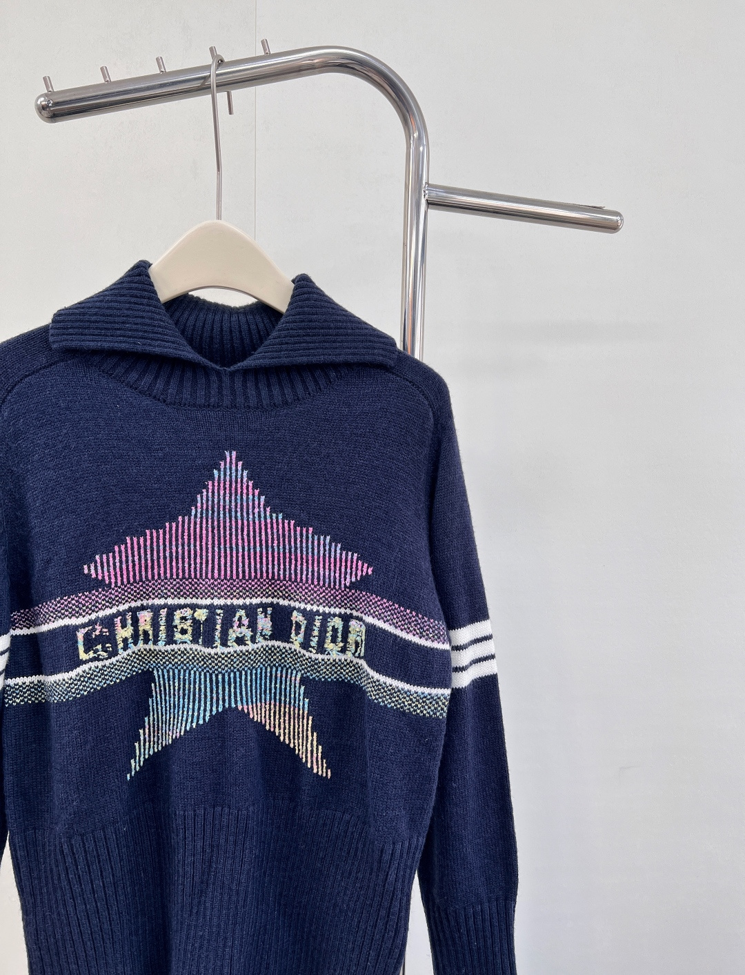 🆕 DIOR 新款五角星翻领针织衫毛衣，经典延续氛围感满满，山羊绒羊毛混纺针织面料，手感细软舒适，标志条