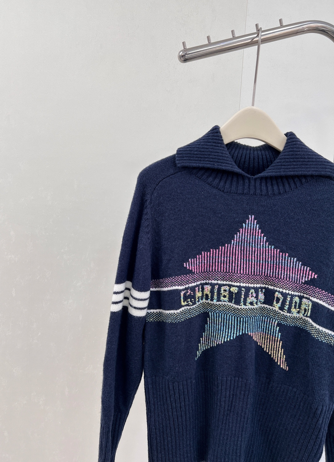 🆕 DIOR 新款五角星翻领针织衫毛衣，经典延续氛围感满满，山羊绒羊毛混纺针织面料，手感细软舒适，标志条