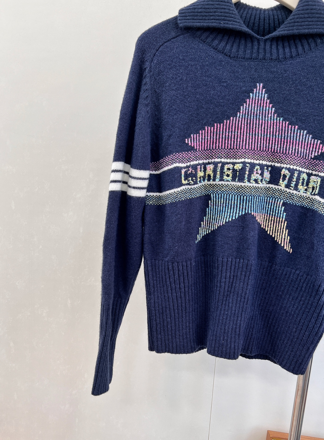 🆕 DIOR 新款五角星翻领针织衫毛衣，经典延续氛围感满满，山羊绒羊毛混纺针织面料，手感细软舒适，标志条