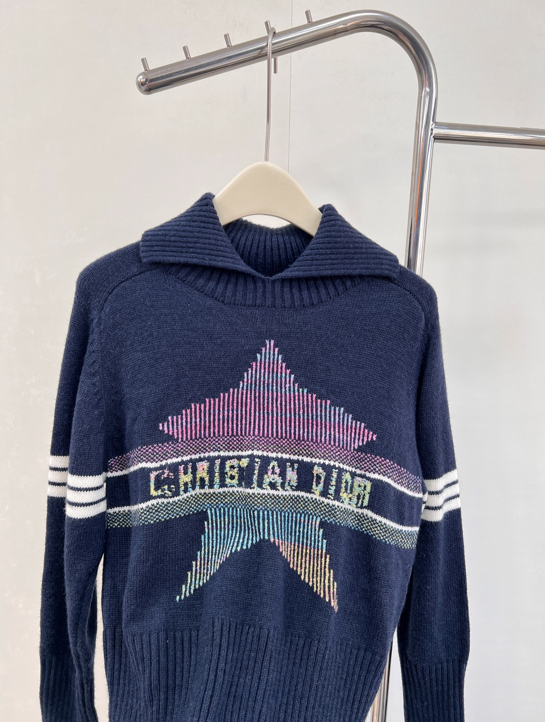 🆕 DIOR 新款五角星翻领针织衫毛衣，经典延续氛围感满满，山羊绒羊毛混纺针织面料，手感细软舒适，标志条