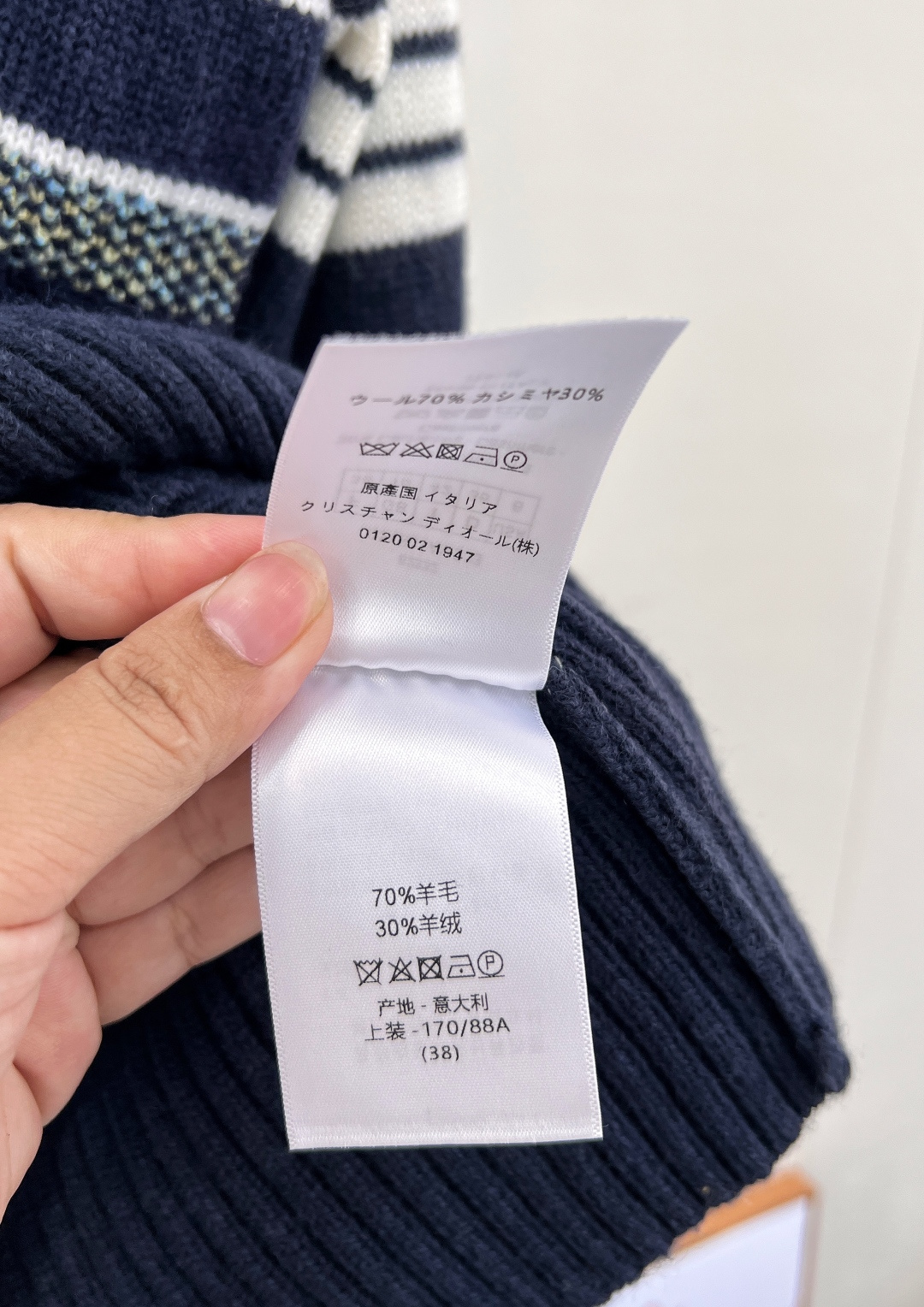 🆕 DIOR 新款五角星翻领针织衫毛衣，经典延续氛围感满满，山羊绒羊毛混纺针织面料，手感细软舒适，标志条