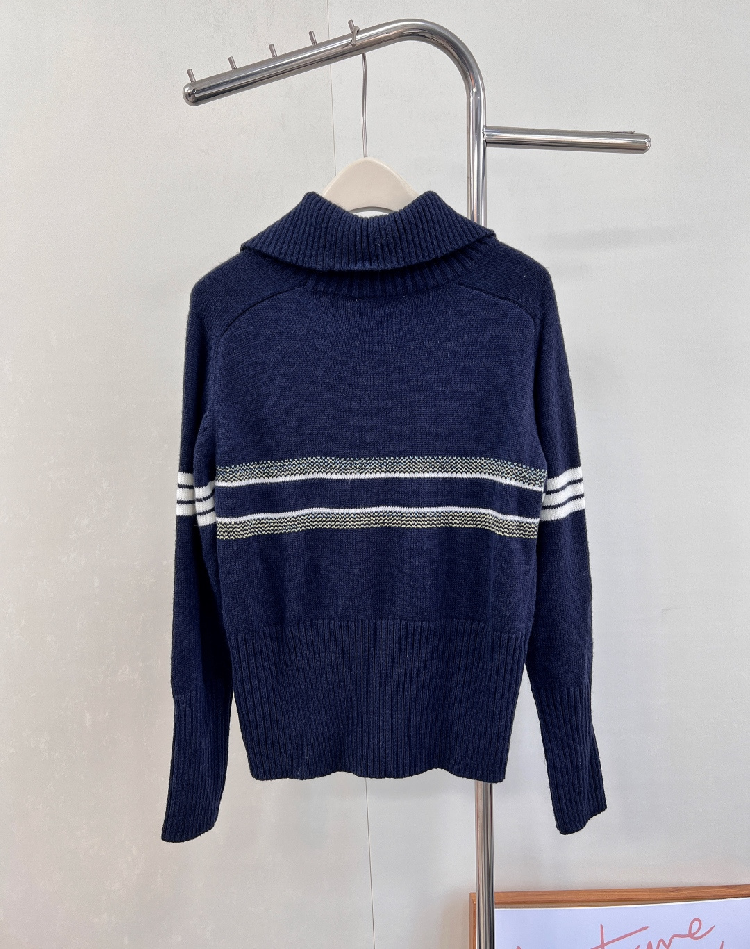 🆕 DIOR 新款五角星翻领针织衫毛衣，经典延续氛围感满满，山羊绒羊毛混纺针织面料，手感细软舒适，标志条