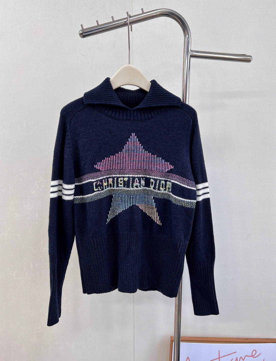 🆕 DIOR 新款五角星翻领针织衫毛衣，经典延续氛围感满满，山羊绒羊毛混纺针织面料，手感细软舒适，标志条