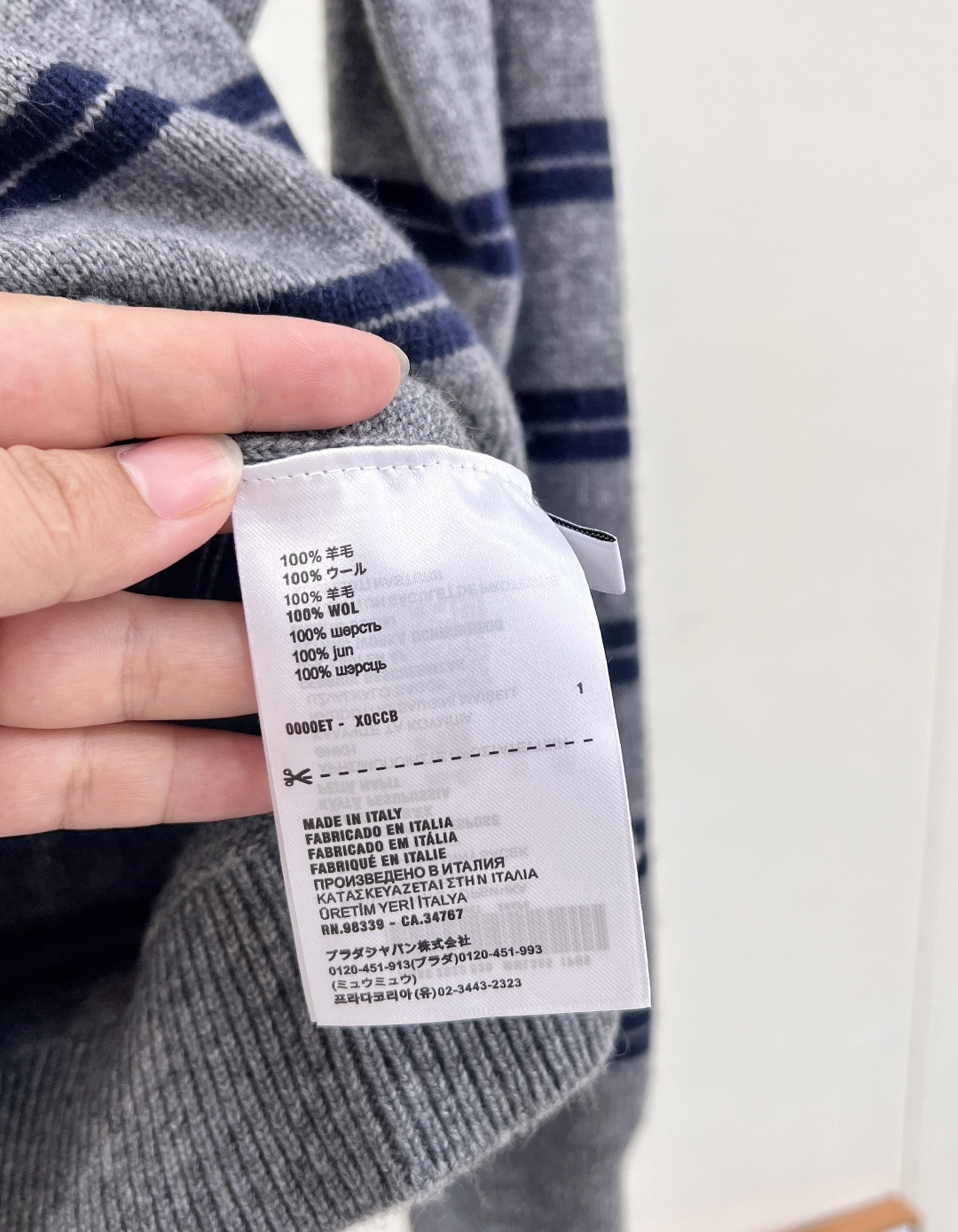 🆕 MIUMIU 徽标字母复古条纹羊毛长袖针织上衣【冬日暖绒，复古邂逅】✨以经典灰调织就慵懒诗意！🤍 甄