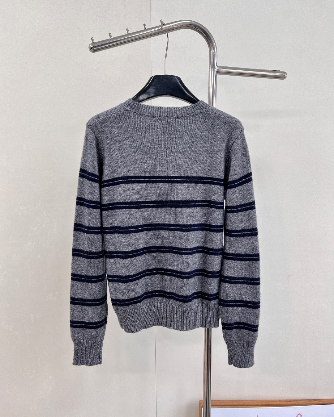 🆕 MIUMIU 徽标字母复古条纹羊毛长袖针织上衣【冬日暖绒，复古邂逅】✨以经典灰调织就慵懒诗意！🤍 甄