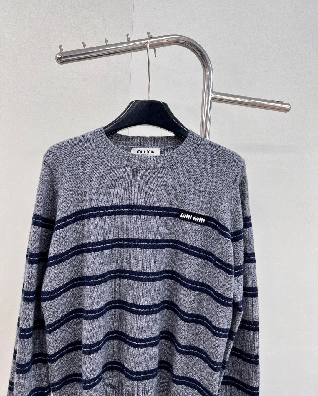 🆕 MIUMIU 徽标字母复古条纹羊毛长袖针织上衣【冬日暖绒，复古邂逅】✨以经典灰调织就慵懒诗意！🤍 甄