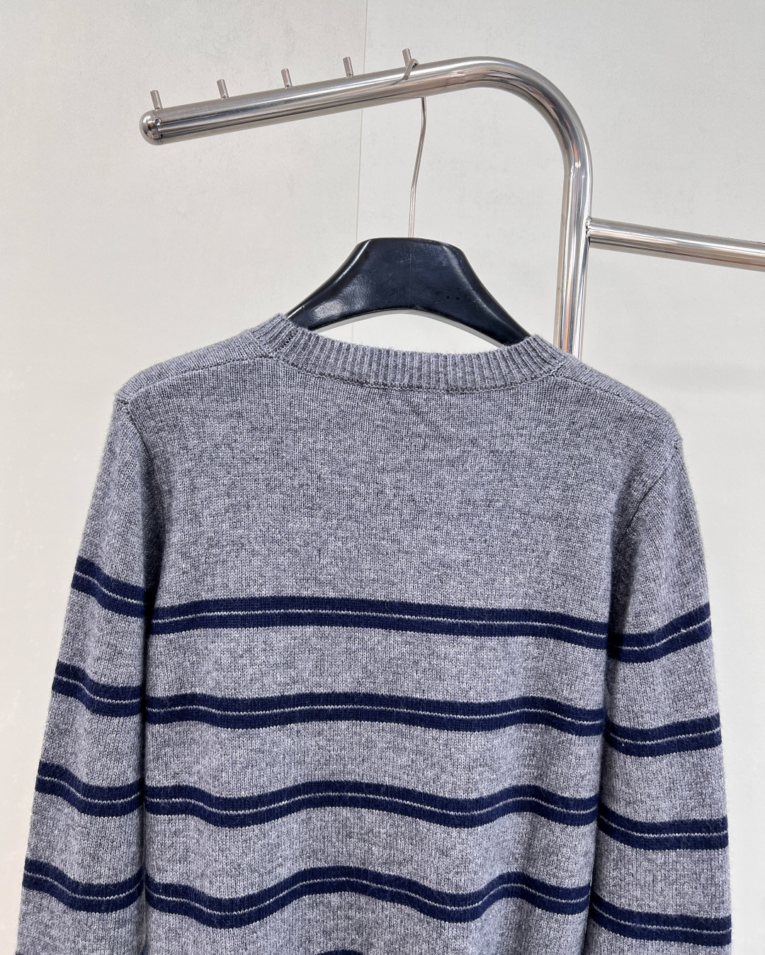 🆕 MIUMIU 徽标字母复古条纹羊毛长袖针织上衣【冬日暖绒，复古邂逅】✨以经典灰调织就慵懒诗意！🤍 甄