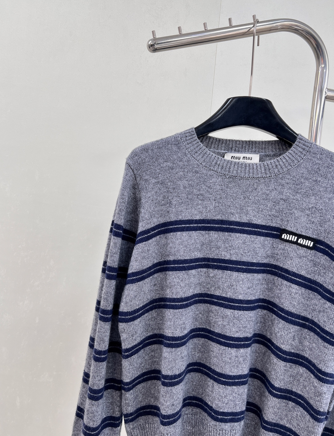 🆕 MIUMIU 徽标字母复古条纹羊毛长袖针织上衣【冬日暖绒，复古邂逅】✨以经典灰调织就慵懒诗意！🤍 甄