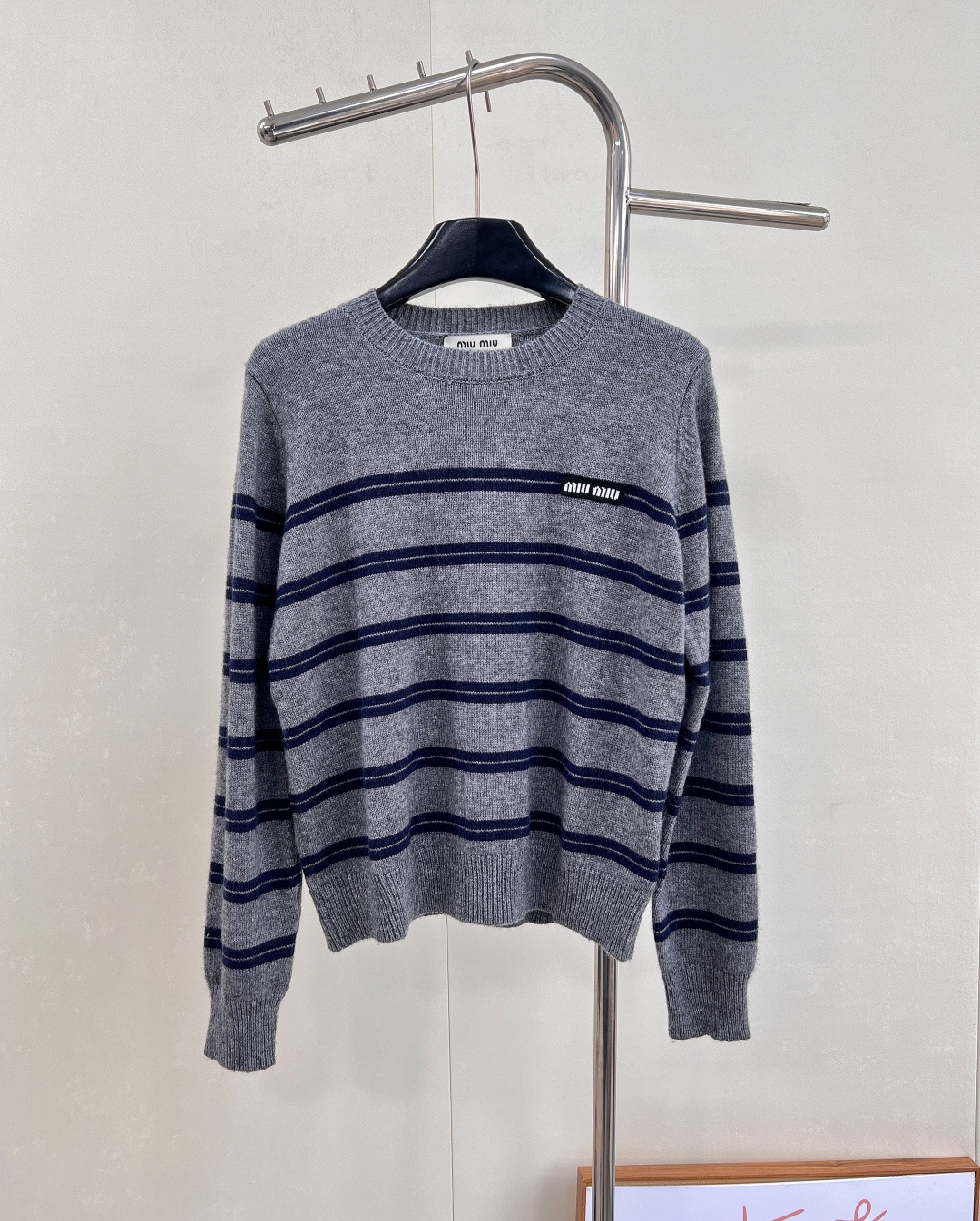 NO:536312,MIUMIU logo letters retro striped wool long-sleeved knitted top [Winter warm velvet, retro encounter] woven in classic gray to make it lazy and poetic!  Select high-quality wool blend, which feels soft and glutinous as clouds, lightly wraps the body and mind, and is invincible with cold wind. Retro stripes and brand letter logos intertwined, low-key interpretation of the perfect balance between college style and high-end sense. Loose style design, lazy silhouette but exquisite, and paired with skirts or jeans to form the focus of the atmosphere. Soft and skin-friendly, it is simply full of happiness. Classic stripes and contrasting color design perfectly blend, easily breaking the dullness of autumn and winter, lively but elegant. Color block stripes and lines intertwined to present a retro college style, fashionable and slimming. One piece is effortlessly fashionable, let MIUMIU's romantic retro atmosphere immerse your winter daily life. Three standards are complete, large-scale products are size sml, ,miumiu, skirts, jeans, alexander wang19860909MIUMIU 徽标字母复古条纹羊毛长袖针织上衣【冬日暖绒,复古邂逅】 以经典灰调织就慵懒诗意！ 甄选高品质羊毛混纺,触感软糯如云,轻盈包裹身心,寒风不侵. 复古条纹与品牌字母徽标交织,低调演绎学院风与高级感的完美平衡. 宽松版型设计,廓形慵懒却不失精致,搭配半裙或牛仔裤皆成氛围感焦点. 柔软亲肤,贴身穿简直幸福感满满.经典的条纹元素与撞色设计,完美融合,轻松打破秋冬的沉闷,活泼而不失优雅 拼色条纹线条交错相织 呈现复古学院风格 时髦显瘦 一件穿出毫不费力的时髦,让MIUMIU的浪漫复古气息浸润你的冬日日常.三标齐全,大货出 尺码sml 编,,miumiu,skirts,jeans,alexander wang,Women's clothing