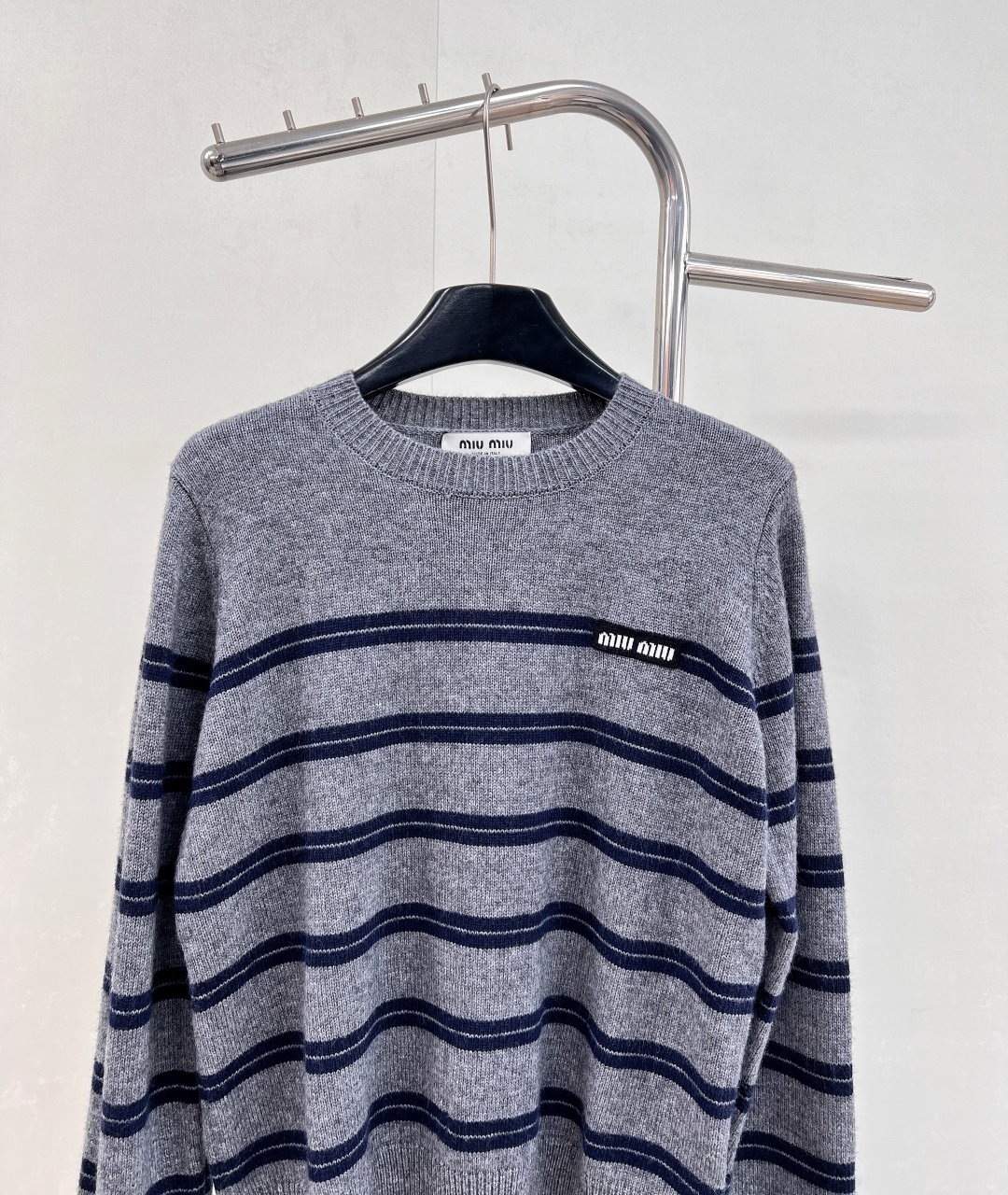 🆕 MIUMIU 徽标字母复古条纹羊毛长袖针织上衣【冬日暖绒，复古邂逅】✨以经典灰调织就慵懒诗意！🤍 甄