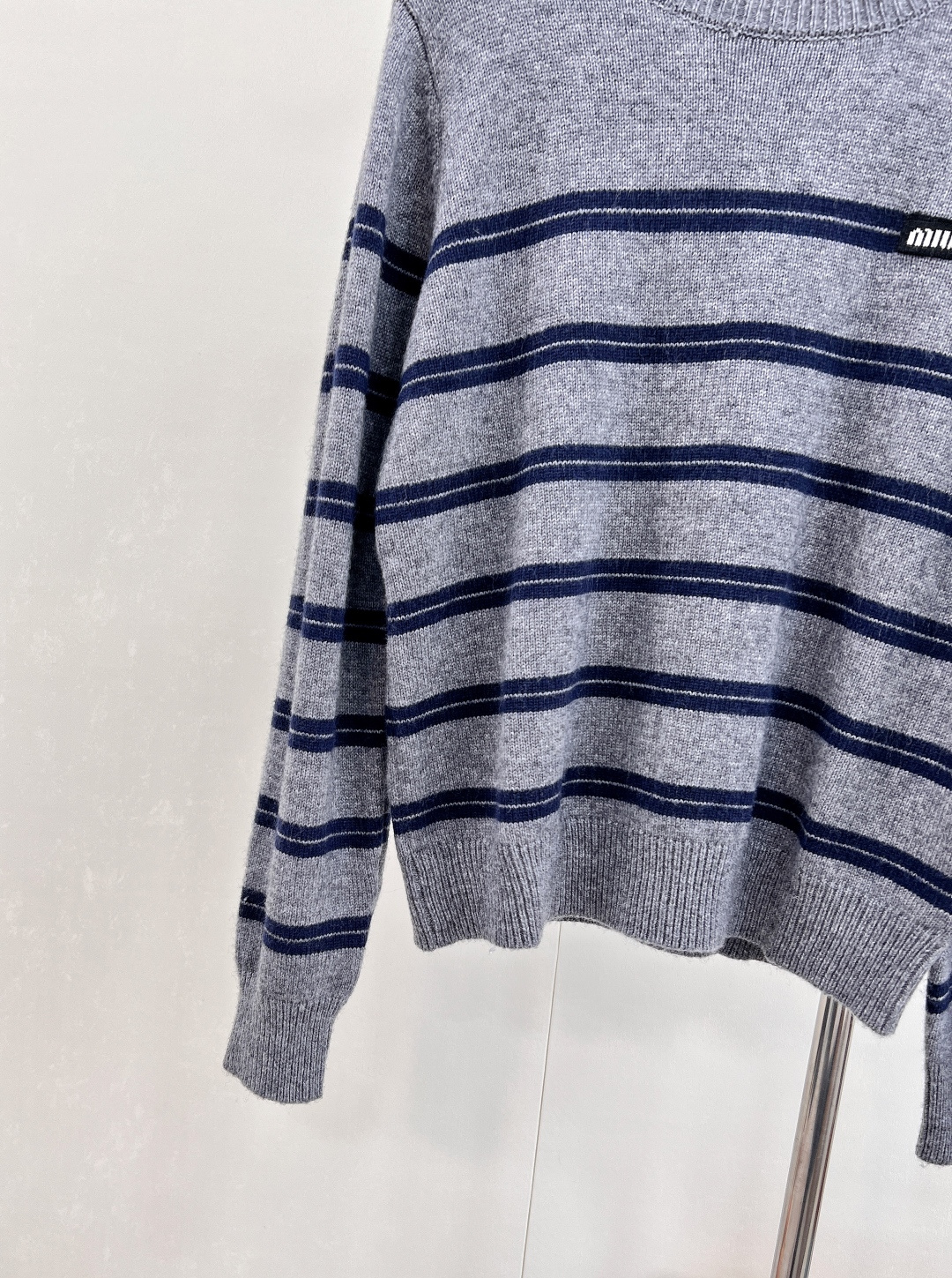 🆕 MIUMIU 徽标字母复古条纹羊毛长袖针织上衣【冬日暖绒，复古邂逅】✨以经典灰调织就慵懒诗意！🤍 甄