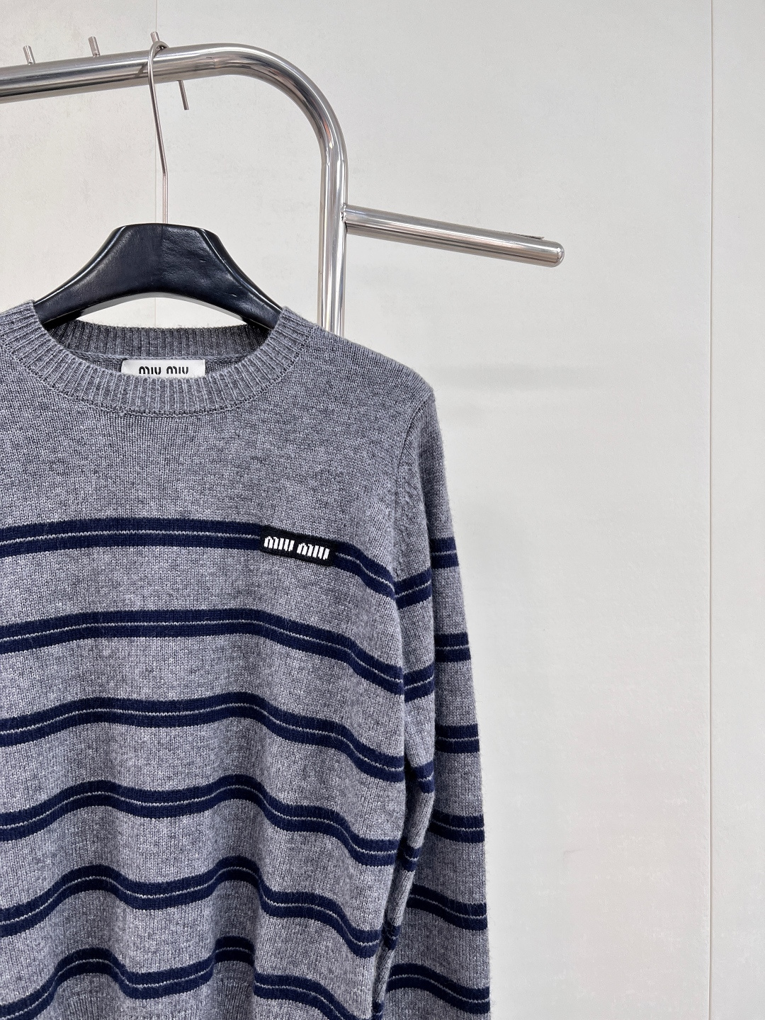 🆕 MIUMIU 徽标字母复古条纹羊毛长袖针织上衣【冬日暖绒，复古邂逅】✨以经典灰调织就慵懒诗意！🤍 甄
