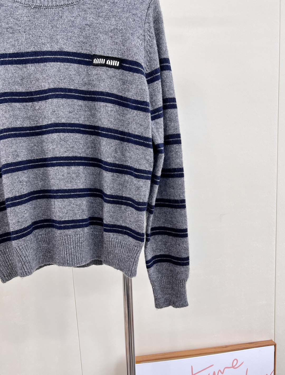 🆕 MIUMIU 徽标字母复古条纹羊毛长袖针织上衣【冬日暖绒，复古邂逅】✨以经典灰调织就慵懒诗意！🤍 甄