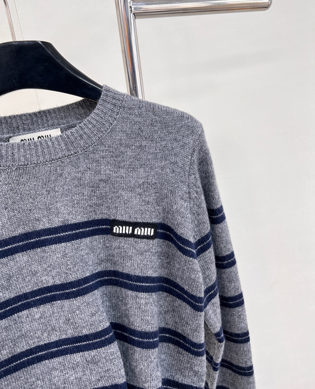 🆕 MIUMIU 徽标字母复古条纹羊毛长袖针织上衣【冬日暖绒，复古邂逅】✨以经典灰调织就慵懒诗意！🤍 甄