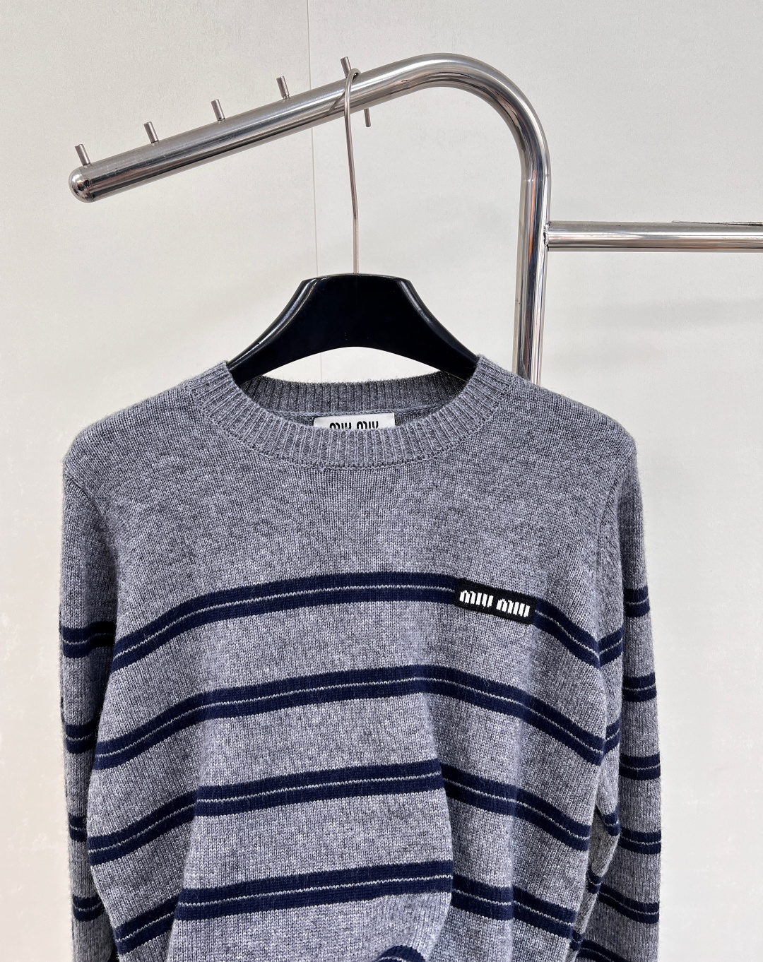 🆕 MIUMIU 徽标字母复古条纹羊毛长袖针织上衣【冬日暖绒，复古邂逅】✨以经典灰调织就慵懒诗意！🤍 甄