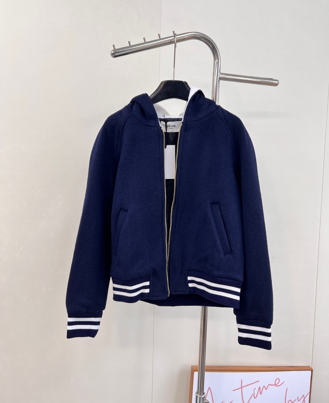 NO:536301,Ss Celine letter embroidered contrasting cashmere baseball uniform jacket Original custom imported wool fabric American college style ribbed edging technology, Arc de Triomphe metal zipper high-end tone A and cool!  The three-dimensional tailored classic H-style design has a lazy and high-end feel, and it can be sweet or salty to match it at will!  Casual baseball jacket, combined with a baseball hat, makes the age-reducing girl a little cool~ Just the right wide-size, the basic T-shirt with inner wear is just fine, simple and casual~ The three-standard are complete, the large-scale size sml code E, celine, jackets & coats, hats, alexander wang19860909Ss Celine 字母刺绣撞色羊绒棒球服外套 原版定制进口毛呢面料 美式学院风罗纹包边工艺,凯旋门金属拉链高级的调调又A又飒！ 立体剪裁经典的H版型 设计自带慵懒高级感,可甜可盐随意搭配超好看！ 休闲棒球外套,再配合一顶棒球帽,减龄少女又有点儿小酷～ 恰到好处的阔型,内搭基础的 T 恤穿就好,简单又随意～三标齐全,大货出 尺码sml 编码E,,celine,jackets & coats,hats,alexander wang,Women's clothing