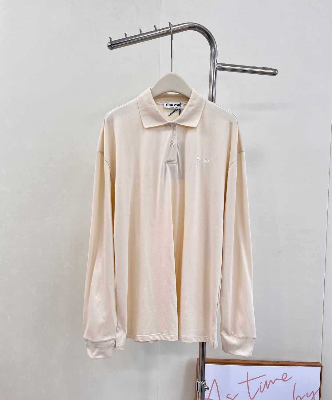 NO:536244,Miumiu25Fw early autumn new letter embroidered Polo collar long-sleeved T-shirt + shorts set | Exclusive yb development!  High-end production!  The classic Polo collar design has a retro tone, and the neat lapel weakens the casual feel of the T-shirt and adds a bit of exquisiteness and elegance. Shorts in the same color adopt an elastic waist design, which is comfortable and unscrewed, and is easy to put on and off every day. Complete sets of outfits create a lazy and high-end style of the same color. Whether you are strolling on the streets in autumn or enjoying your leisure time in a cafe, you can easily become the focus!  ,Three standards are complete, large-scale products are available SML top braid, Miumiu, shorts,tees,t-shirt,alexander wang19860909Miumiu25Fw早秋新款字母刺绣Polo领长袖T恤+短裤套装丨独家yb开发！高版出品！经典Polo领设计自带复古腔调,利落的翻领弱化了T恤的休闲感,增添几分精致优雅.同色系短裤采用松紧腰设计,舒适不勒身,日常穿脱方便.成套穿搭,营造慵懒高级的同色系造型,无论是在秋日街头漫步,还是在咖啡馆享受闲暇时光,都能轻松成为焦点！,三标齐全,大货出 尺码sml 上衣编,,miumiu,shorts,tees，t-shirt,alexander wang,Women's clothing