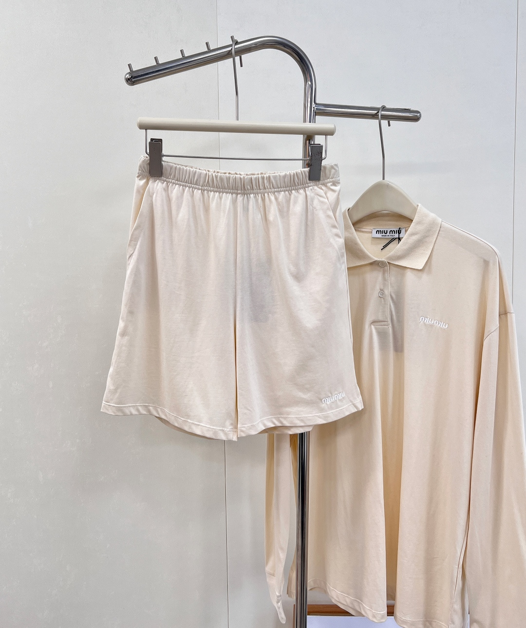 NO:536250,Miumiu25Fw early autumn new letter embroidered Polo collar long-sleeved T-shirt + shorts set | Exclusive yb development!  High-end production!  The classic Polo collar design has a retro tone, and the neat lapel weakens the casual feel of the T-shirt and adds a bit of exquisiteness and elegance. Shorts in the same color adopt an elastic waist design, which is comfortable and unscrewed, and is easy to put on and off every day. Complete sets of outfits create a lazy and high-end style of the same color. Whether you are strolling on the streets in autumn or enjoying your leisure time in a cafe, you can easily become the focus!  , Complete three standards, large-scale goods Size sml shorts, miumiu, shorts, tees, t-shirt, alexander wang19860909Miumiu25Fw早秋新款字母刺绣Polo领长袖T恤+短裤套装丨独家yb开发！高版出品！经典Polo领设计自带复古腔调,利落的翻领弱化了T恤的休闲感,增添几分精致优雅.同色系短裤采用松紧腰设计,舒适不勒身,日常穿脱方便.成套穿搭,营造慵懒高级的同色系造型,无论是在秋日街头漫步,还是在咖啡馆享受闲暇时光,都能轻松成为焦点！,三标齐全,大货出 尺码sml 短裤编,,miumiu,shorts,tees，t-shirt,alexander wang,Women's clothing