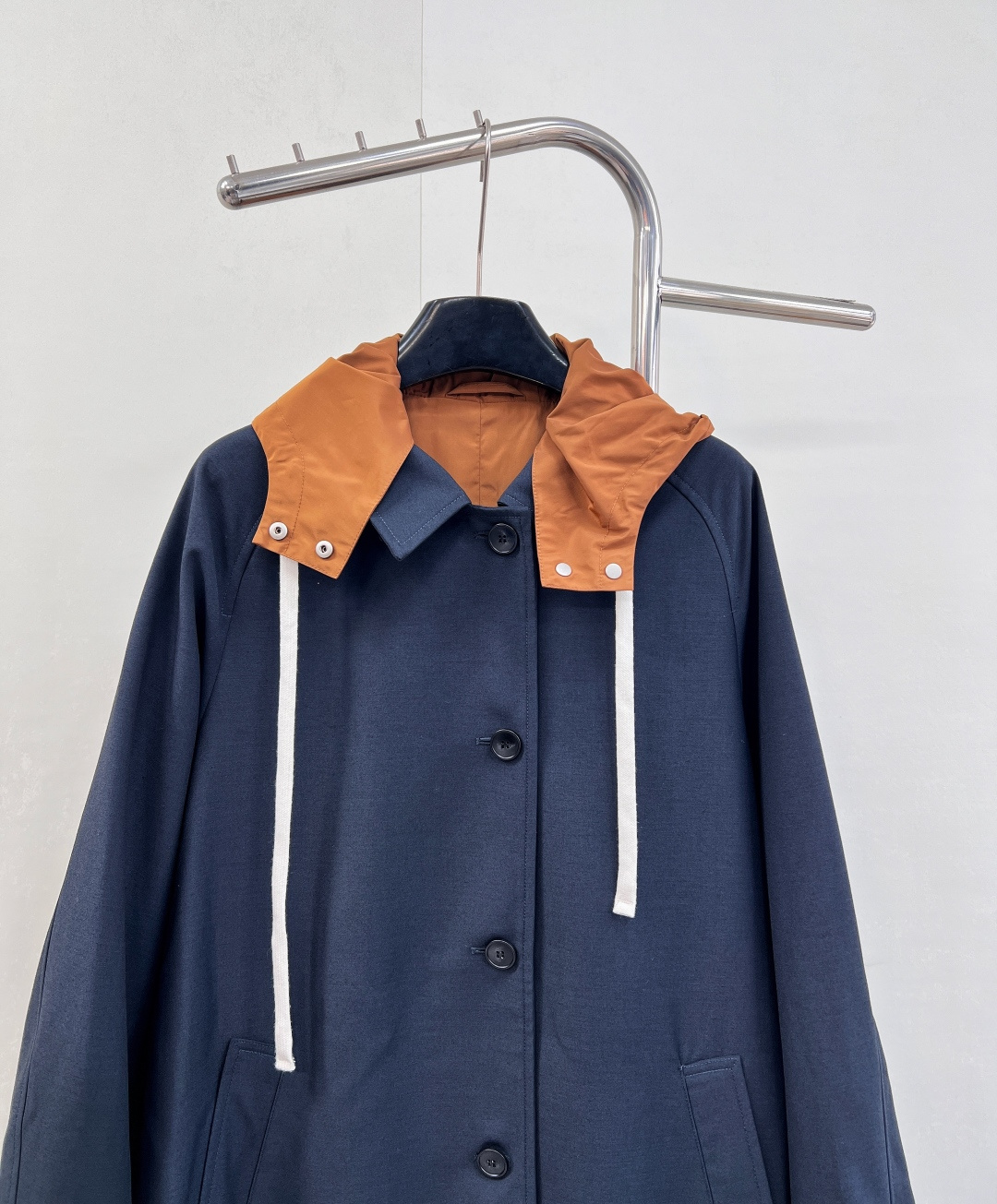 🆕MIU MIU25 早秋新品单排扣小山羊毛和科技府绸大衣，更是品牌匠心与时尚前瞻性的绝佳诠释。 这款大