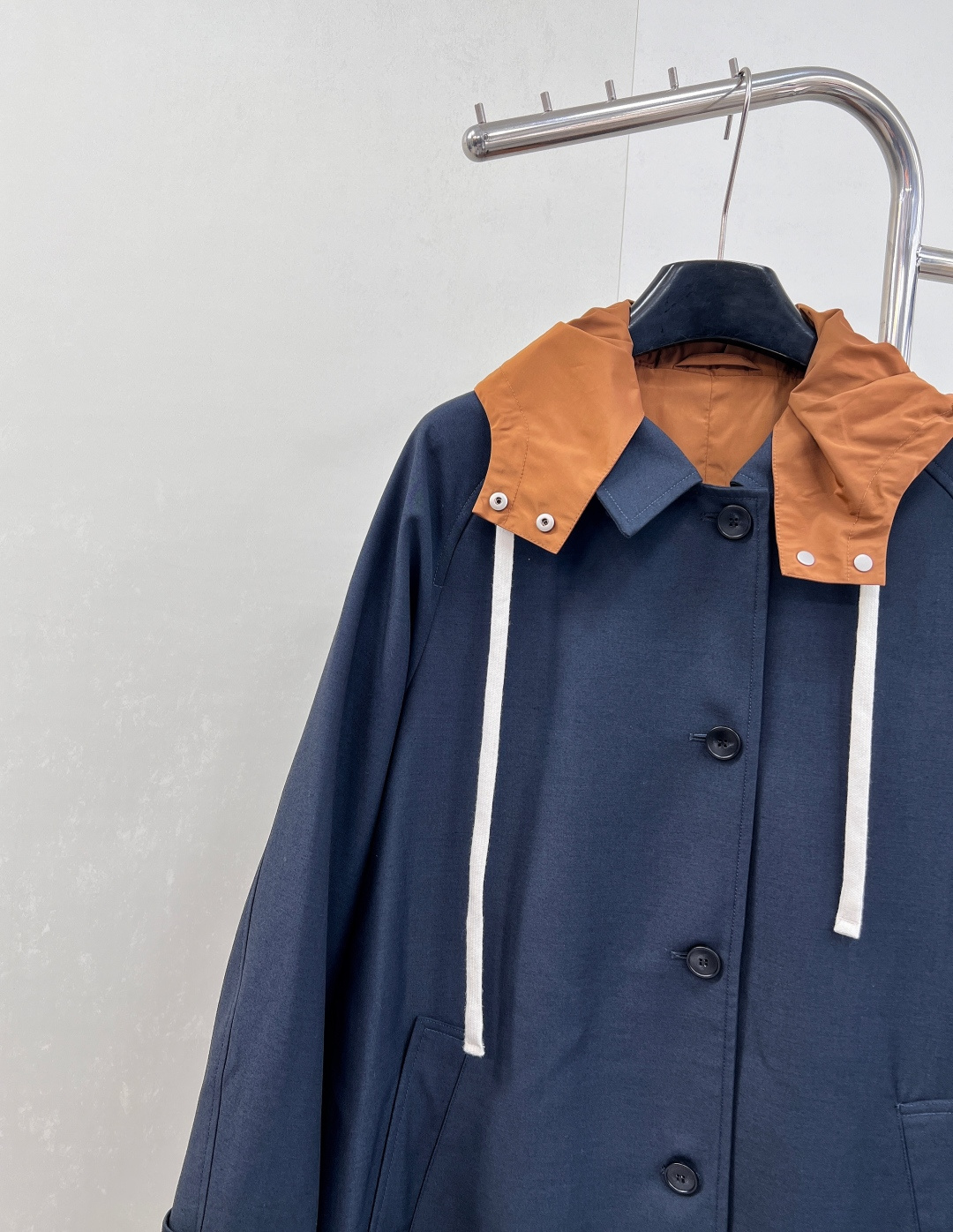 🆕MIU MIU25 早秋新品单排扣小山羊毛和科技府绸大衣，更是品牌匠心与时尚前瞻性的绝佳诠释。 这款大