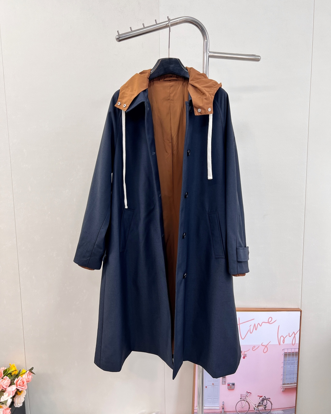 🆕MIU MIU25 早秋新品单排扣小山羊毛和科技府绸大衣，更是品牌匠心与时尚前瞻性的绝佳诠释。 这款大