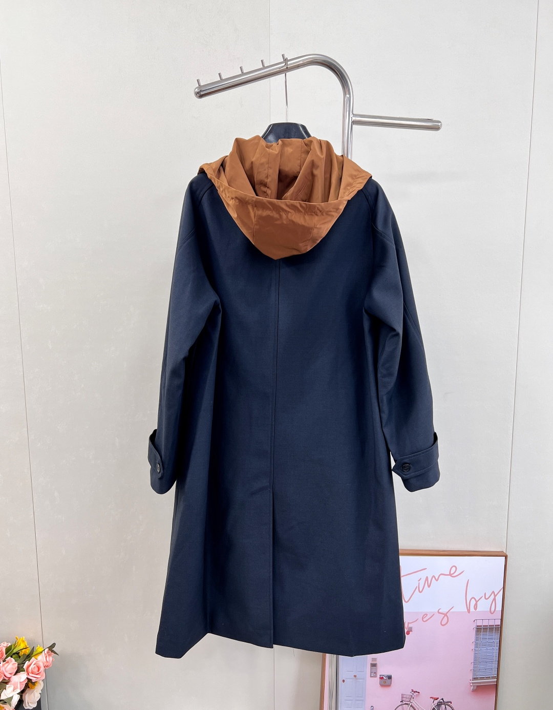 🆕MIU MIU25 早秋新品单排扣小山羊毛和科技府绸大衣，更是品牌匠心与时尚前瞻性的绝佳诠释。 这款大