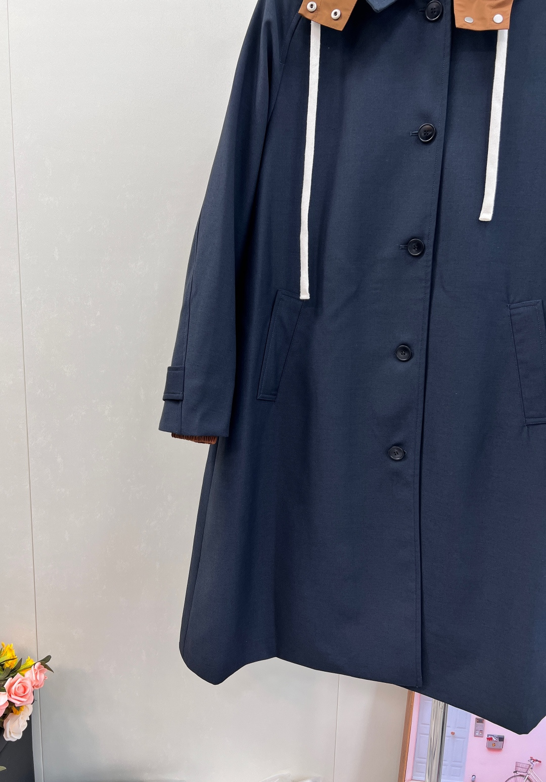 🆕MIU MIU25 早秋新品单排扣小山羊毛和科技府绸大衣，更是品牌匠心与时尚前瞻性的绝佳诠释。 这款大