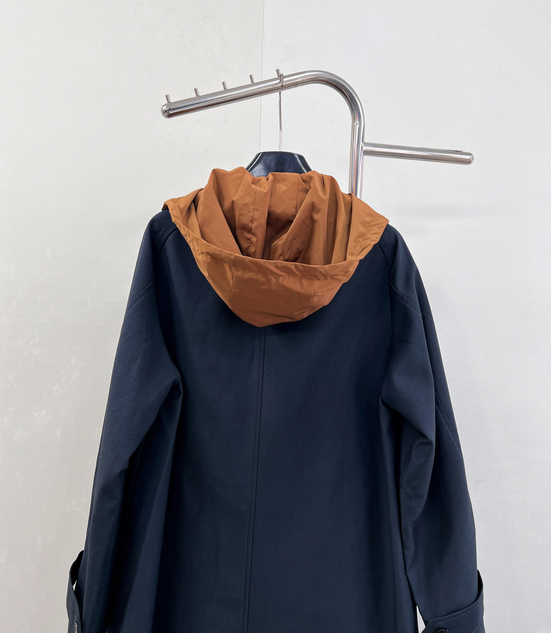 🆕MIU MIU25 早秋新品单排扣小山羊毛和科技府绸大衣，更是品牌匠心与时尚前瞻性的绝佳诠释。 这款大