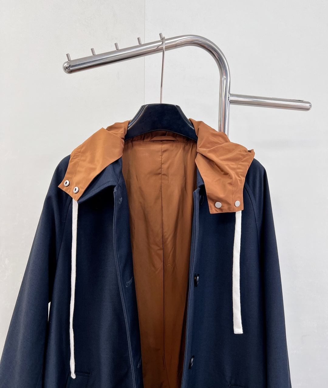 🆕MIU MIU25 早秋新品单排扣小山羊毛和科技府绸大衣，更是品牌匠心与时尚前瞻性的绝佳诠释。 这款大