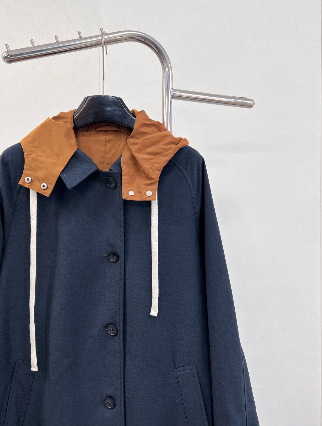 🆕MIU MIU25 早秋新品单排扣小山羊毛和科技府绸大衣，更是品牌匠心与时尚前瞻性的绝佳诠释。 这款大