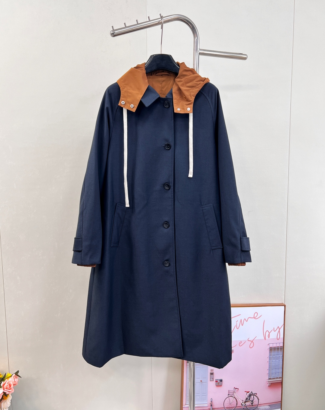 NO:536237,MIU MIU25's new single-breasted goat wool and tech poplin coat are an excellent interpretation of the brand's ingenuity and fashion forward-looking nature. This coat uses wool and tech poplin fabrics. Wool is famous for its delicate and soft touch, as if it has a layer of soft clouds on the skin, bringing an ultimate skin-friendly experience, and it also has excellent warmth, allowing you to keep warm in the cooler seasons of early autumn. The technology poplin fabric demonstrates Miao's exploration and application of innovative materials. It not only has a crisp texture, but also creates neat lines of the coat, but also has good breathability and wear resistance. Whether it is daily travel or formal occasions, it can be easily dealt with and accompany it for a long time.  Detailed splicing drawstrings and tie-fitting hoods are undoubtedly a highlight of this coat. The brown hood forms a sharp contrast with the gray body, creating a unique fashion spark. The drawstring design not only increases practicality, but also adjusts elasticity according to weather and personal preferences, but also adds a bit of casualness and unruly to the overall shape. The high-neck design creates a low-key luxury while keeping warm, highlighting the wearer's elegant temperament. The slit design of the cuffs, back and hem is even more ingenious. The slit cuffs are easy to adjust and adapt to different activities. The loose straight-tube style is free from the constraints of the traditional style, and the design concept of the same style as the men and women, demonstrating the brand's pursuit of gender-free fashion. Whether it is tall men or petite ladies, you can find your own fashion style in this coat. The three standards are complete, and large-scale products are available.  Size smlXL code, miumiu,hats,alexander wang19860909MIU MIU25 早秋新品单排扣小山羊毛和科技府绸大衣,更是品牌匠心与时尚前瞻性的绝佳诠释. 这款大衣选用了羊毛与科技府绸面料.羊毛,以其细腻柔软的触感闻名,仿佛给肌肤披上了一层轻柔的云朵,带来极致的亲肤体验,同时具备出色的保暖性能,让你在早秋微凉的时节,也能保持温暖.而科技府绸面料,则彰显了缪缪对创新材质的探索与运用,它不仅有着挺括的质感,能塑造出大衣利落的线条,还兼具良好的透气性和耐磨性,无论是日常出行还是正式场合,都能轻松应对,长久陪伴. 细节拼接抽绳连体高领口兜帽,无疑是这款大衣的一大亮点.棕色的兜帽与灰色主体形成鲜明对比,碰撞出独特的时尚火花.抽绳设计不仅增加了实用性,可根据天气和个人喜好调整松紧,还为整体造型增添了几分随性与不羁.高领口设计,在保暖的同时,营造出一种低调的奢华感,衬托出穿着者的优雅气质.袖口、后背以及下摆的开叉设计,更是独具匠心.袖口开叉方便调节,适应不同的活动需求； 宽松直筒版型,它摆脱了传统版型的束缚,男女同款的设计理念,彰显了品牌对性别无界时尚的追求.无论是身形高挑的男士,还是娇小玲珑的女士,都能在这款大衣中找到属于自己的时尚风格.三标齐全,大货出 尺码smlXL 编码,,miumiu,hats,alexander wang,Women's clothing