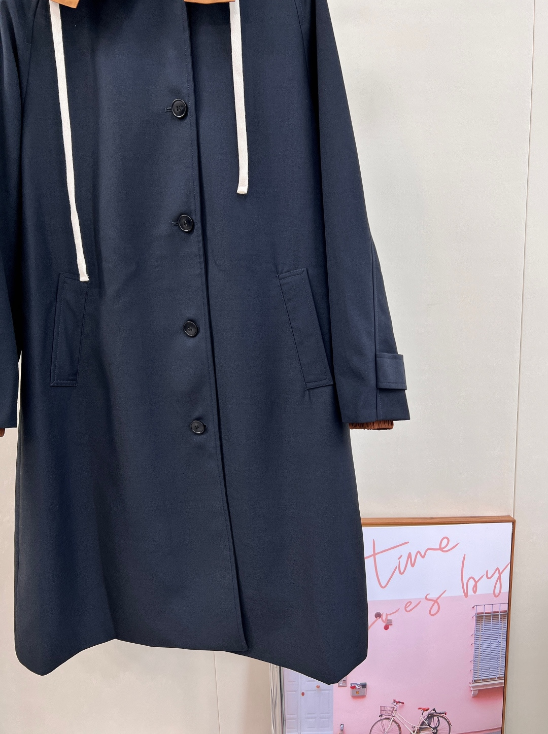 🆕MIU MIU25 早秋新品单排扣小山羊毛和科技府绸大衣，更是品牌匠心与时尚前瞻性的绝佳诠释。 这款大