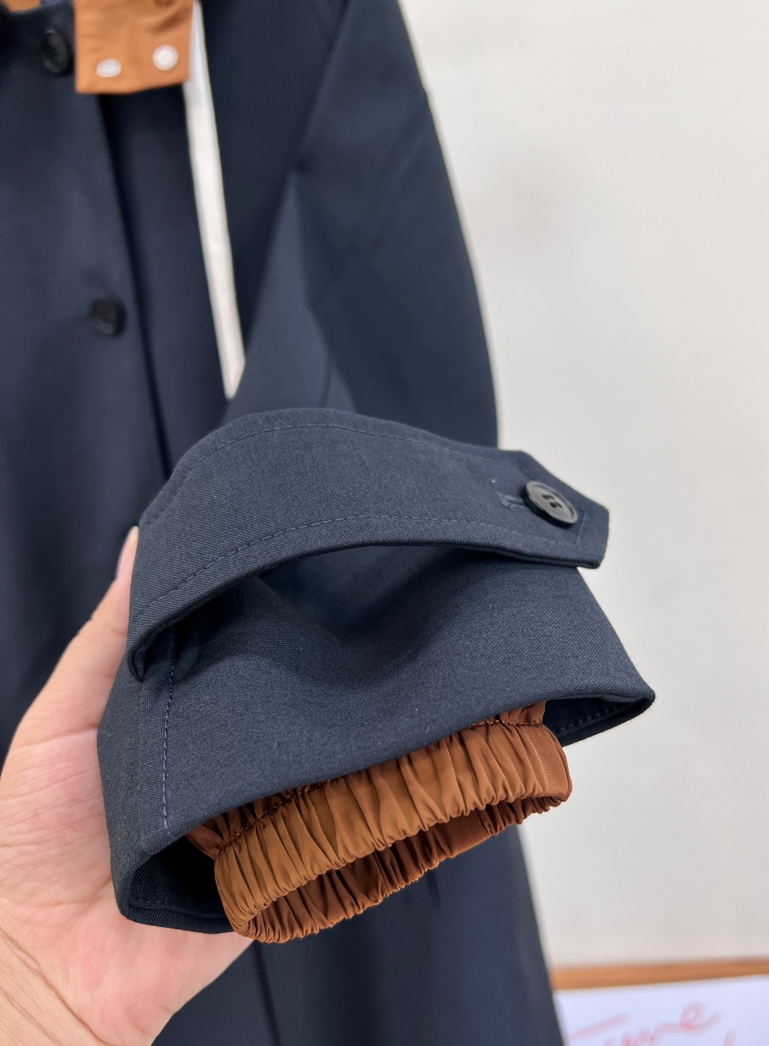 🆕MIU MIU25 早秋新品单排扣小山羊毛和科技府绸大衣，更是品牌匠心与时尚前瞻性的绝佳诠释。 这款大