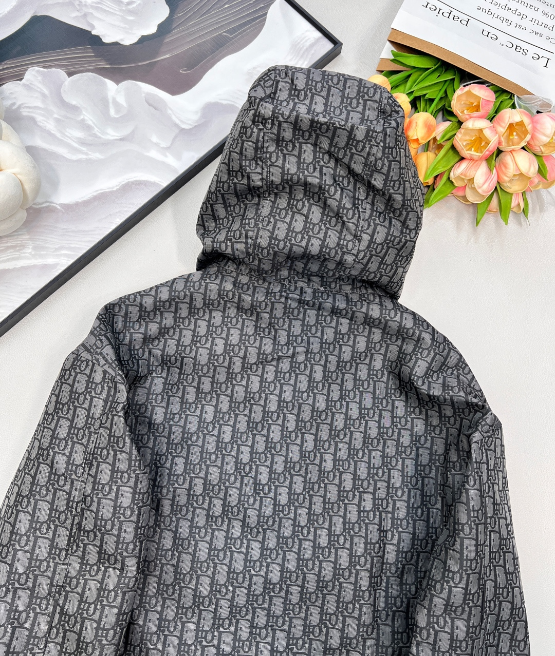 🆕DIOR 新款提花面料连帽夹克冲锋衣外套💫绝对是本系列中最爆的款 没有之一！宽松夹克版型帅气又拉风 ！