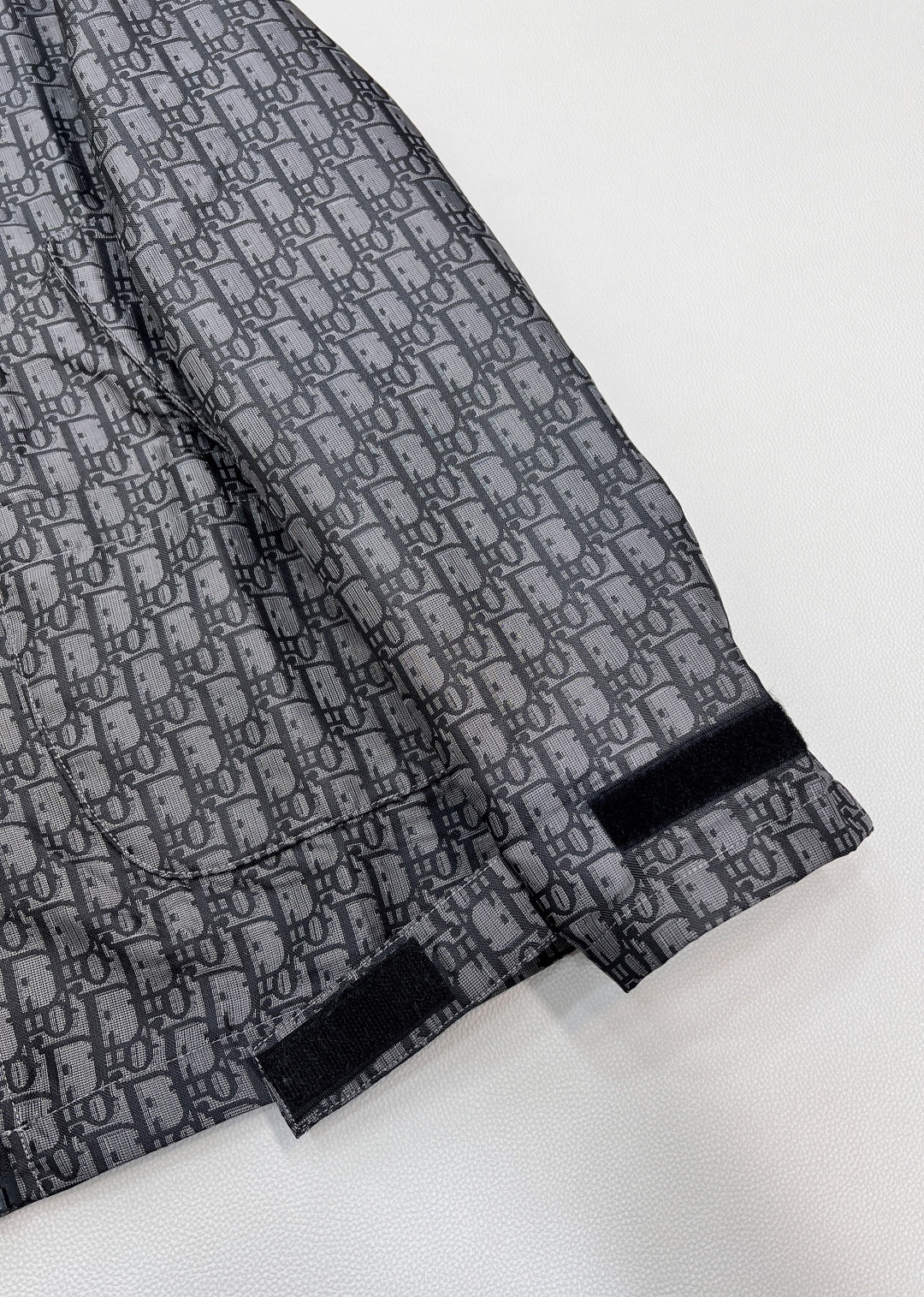 🆕DIOR 新款提花面料连帽夹克冲锋衣外套💫绝对是本系列中最爆的款 没有之一！宽松夹克版型帅气又拉风 ！