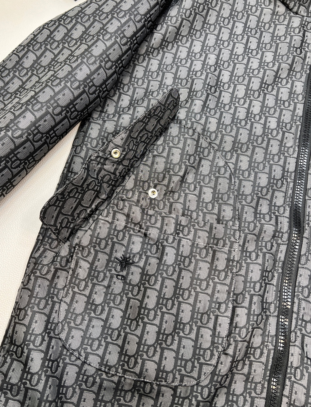 🆕DIOR 新款提花面料连帽夹克冲锋衣外套💫绝对是本系列中最爆的款 没有之一！宽松夹克版型帅气又拉风 ！