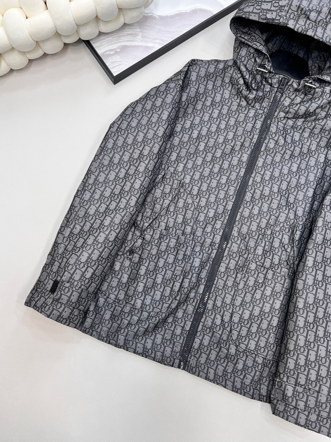 🆕DIOR 新款提花面料连帽夹克冲锋衣外套💫绝对是本系列中最爆的款 没有之一！宽松夹克版型帅气又拉风 ！