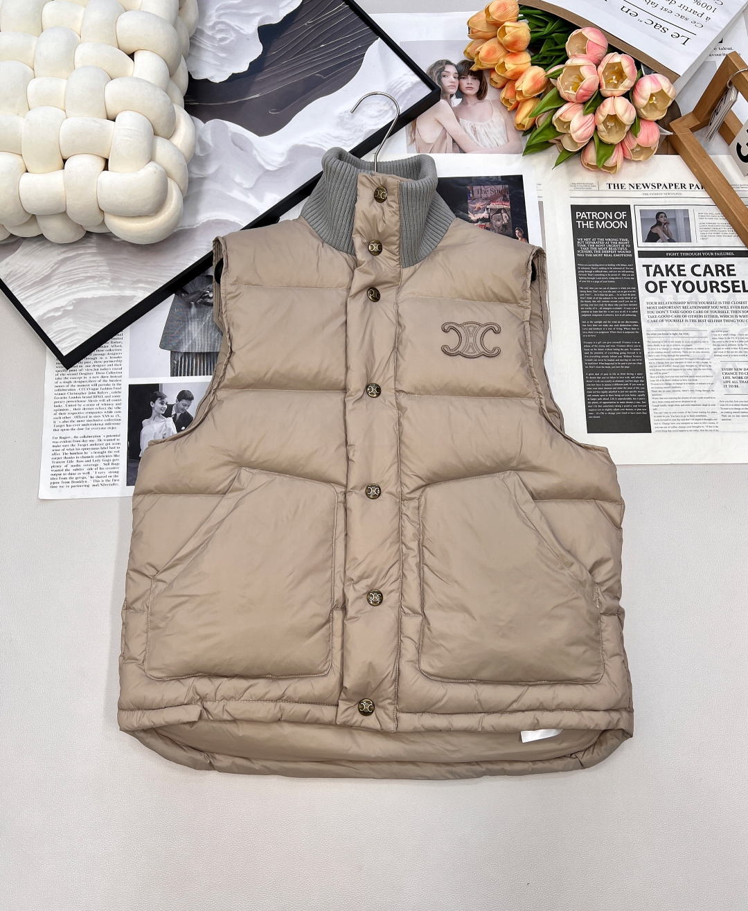 NO:545553,Celine2025 new threaded stand collar contrasting cotton vest, customized YB windproof and waterproof nylon material, down cotton filling inner lining, the whole piece is light and warm, oblique pocket vest style, elastic and tight. Checkered embossed, threaded knit collar contrasting, color fabric double collision, fashionable and stylish, the iconic Arc decorative logo on the chest is decorated, the placket button is engraved echoes, running through the brand concept, integrating warmth and fashion, getting rid of the traditional bloated feeling, the first choice for layering in autumn and winter. Customized surface accessories, identify the version!  Complete three standards, two colors, size sml code, celine, down jacket, alexander wang19860909Celine2025新款螺纹立领撞色棉服马甲,定制YB防风防水尼龙材质,羽绒棉填充内里,整件轻盈保暖,斜插口袋马甲版型,松紧由人.长方格压纹,螺纹针织领撞色,色彩面料双重碰撞,时尚有型,胸前标志性凯旋门徽标作为装饰,襟扣印刻呼应,贯穿品牌理念,集保暖与时髦一体,摆脱传统臃肿感,秋冬叠穿首选.定制面辅料 认准版本！三标齐全,两色出 尺码sml 编码,,celine,down jacket,alexander wang,Women's clothing