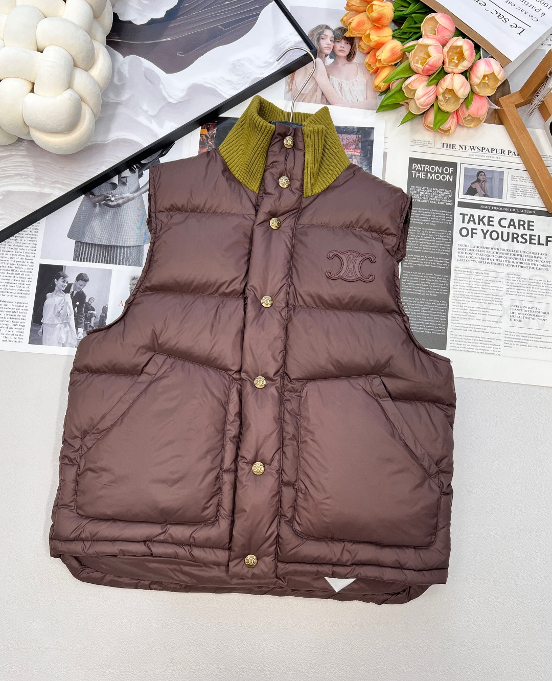 NO:545565,Celine2025 new threaded stand collar contrasting cotton vest, customized YB windproof and waterproof nylon material, down cotton filling inner lining, the whole piece is light and warm, oblique pocket vest style, elastic and tight by people. Checkered embossed, threaded knit collar contrasting, color fabric double collision, fashionable and stylish, the iconic Arc decorative logo on the chest is decorated, the placket button is engraved echoes, running through the brand concept, integrating warmth and fashion, getting rid of the traditional bloated feeling, the first choice for layering in autumn and winter. Customized surface accessories, identify the version!  Complete three standards, two colors, size sml code E, celine, down jacket, alexander wang19860909Celine2025新款螺纹立领撞色棉服马甲,定制YB防风防水尼龙材质,羽绒棉填充内里,整件轻盈保暖,斜插口袋马甲版型,松紧由人.长方格压纹,螺纹针织领撞色,色彩面料双重碰撞,时尚有型,胸前标志性凯旋门徽标作为装饰,襟扣印刻呼应,贯穿品牌理念,集保暖与时髦一体,摆脱传统臃肿感,秋冬叠穿首选.定制面辅料 认准版本！三标齐全,两色出 尺码sml 编码E,,celine,down jacket,alexander wang,Women's clothing