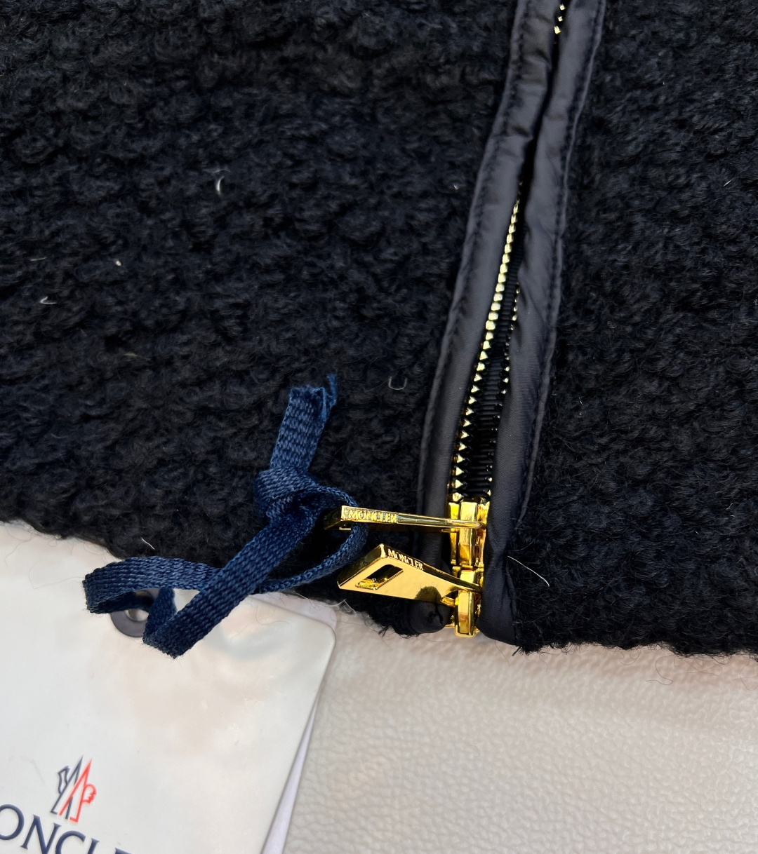 🆕Moncler2025新品上架泰迪毛绒四口袋拉链羽绒马甲，前幅外层饰以泰迪毛绒材质 质感柔软舒适 背后