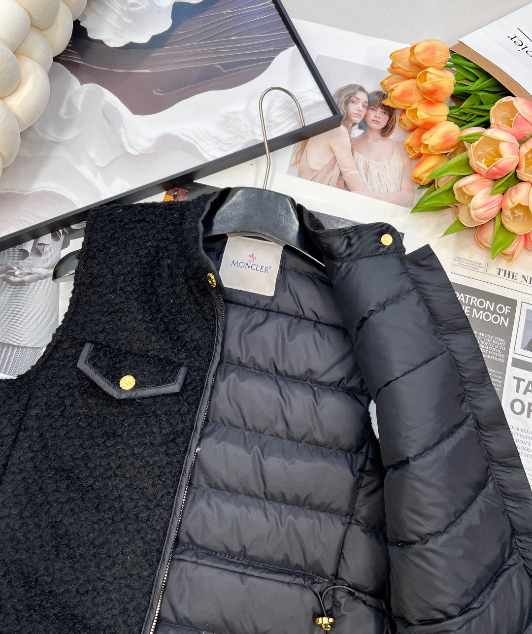 🆕Moncler2025新品上架泰迪毛绒四口袋拉链羽绒马甲，前幅外层饰以泰迪毛绒材质 质感柔软舒适 背后