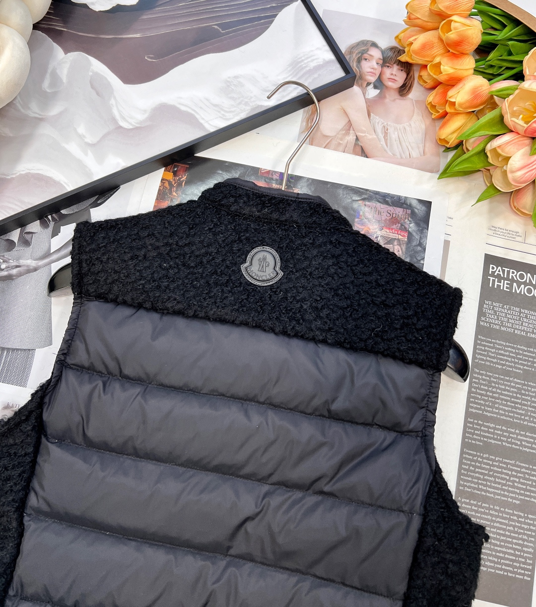 🆕Moncler2025新品上架泰迪毛绒四口袋拉链羽绒马甲，前幅外层饰以泰迪毛绒材质 质感柔软舒适 背后