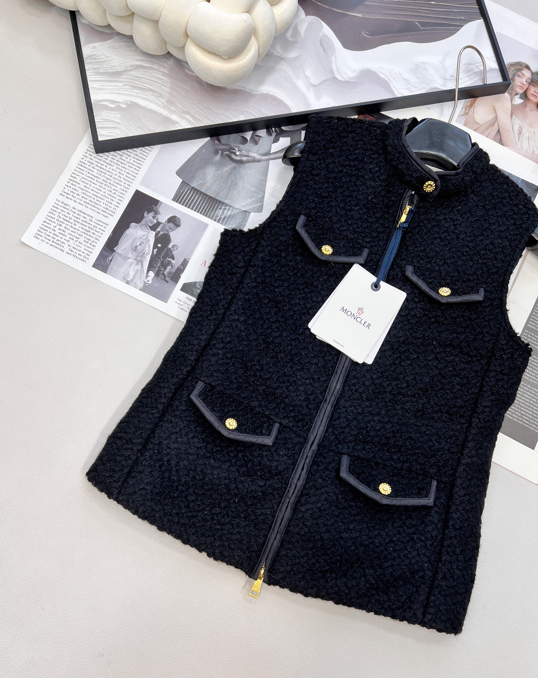 🆕Moncler2025新品上架泰迪毛绒四口袋拉链羽绒马甲，前幅外层饰以泰迪毛绒材质 质感柔软舒适 背后