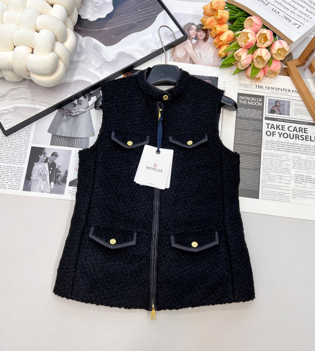 NO:545547,The new Teddy plush four-pocket zipper down vest with dust bag Moncler 2025 is available on the shelves. The front outer layer is decorated with Teddy plush material. The texture is soft and comfortable. The windproof nylon material is spliced ​​behind the back. The material collision is fashionable and fashionable. Down vest tailoring. Zipper buckle engraved logo. Show the brand style and add fun. The overall silhouette is straight, loose style. Furry feel. The outfit is playful and age-reducing. The glutinous fashionable outfit. The first choice for autumn and winter outfits. You can wear it alone. Furniture: white goose down. Furniture: 90 national standard. Customized surface accessories. Accurate version. High-end version, complete three standards, large-scale products. Size sml code., down jacket, alexander wang.19860909配防尘袋Moncler2025新品上架泰迪毛绒四口袋拉链羽绒马甲,前幅外层饰以泰迪毛绒材质 质感柔软舒适 背后拼接防风尼龙材质 材质碰撞 时髦洋气 羽绒马甲剪裁 拉链扣印刻徽标 尽显品牌格调 增添趣味感 整体廓形立挺 宽松版型 毛茸茸手感 穿搭俏皮减龄 糯糯的时髦穿搭 秋冬穿搭首选 单穿叠穿均可 充绒物:白鹅绒 充绒量:国标90 定制面辅料 认准版本 高版本,三标齐全,大货出 尺码sml 编码,,down jacket,alexander wang,Women's clothing