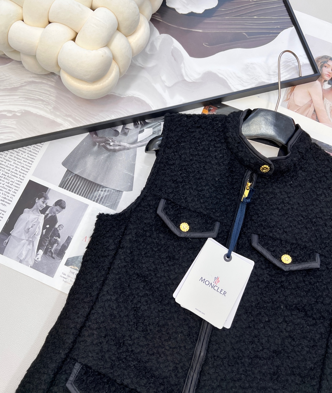 🆕Moncler2025新品上架泰迪毛绒四口袋拉链羽绒马甲，前幅外层饰以泰迪毛绒材质 质感柔软舒适 背后