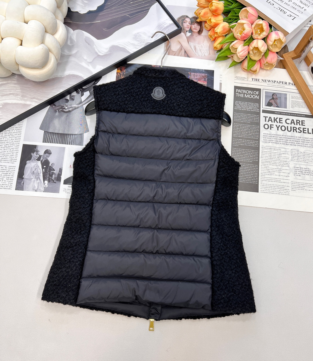 🆕Moncler2025新品上架泰迪毛绒四口袋拉链羽绒马甲，前幅外层饰以泰迪毛绒材质 质感柔软舒适 背后