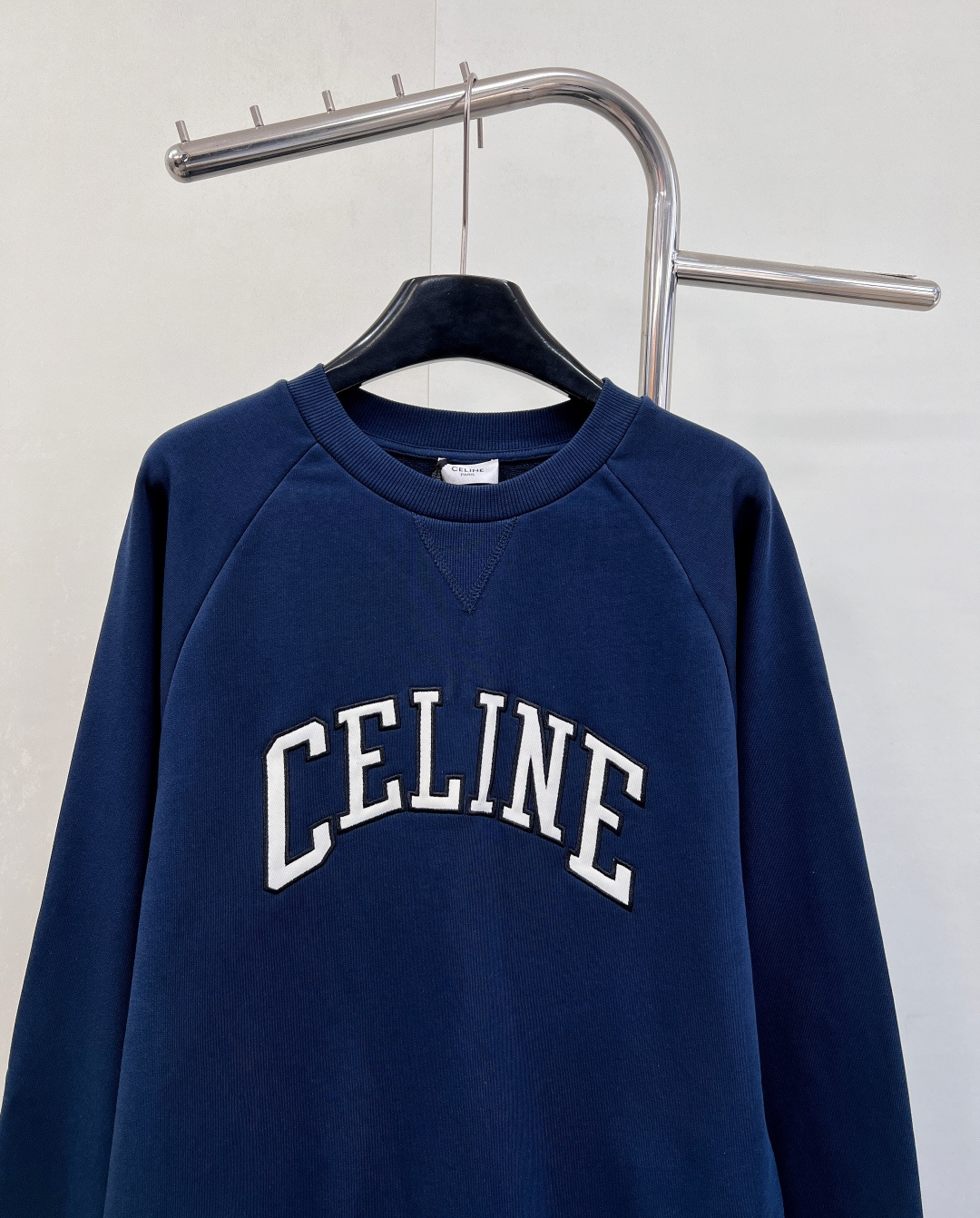 🆕 CELINE 描边贴布宽松显瘦圆领卫衣领口小三角设计增添设计感 胸口描边贴布加持凸显品牌格调 圆领宽