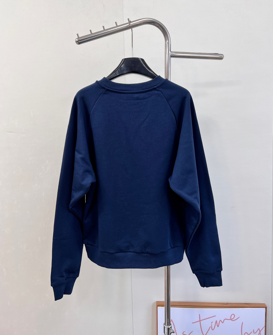 🆕 CELINE 描边贴布宽松显瘦圆领卫衣领口小三角设计增添设计感 胸口描边贴布加持凸显品牌格调 圆领宽